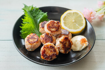 焼いた鴨肉入り鶏団子