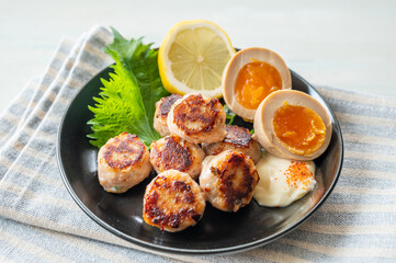 焼いた鴨り肉入鶏団子と煮卵