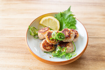 焼いた鴨肉入り鶏団子