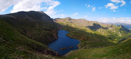 Fototapeta na wymiar Vall del Riu Lake (Andorra)