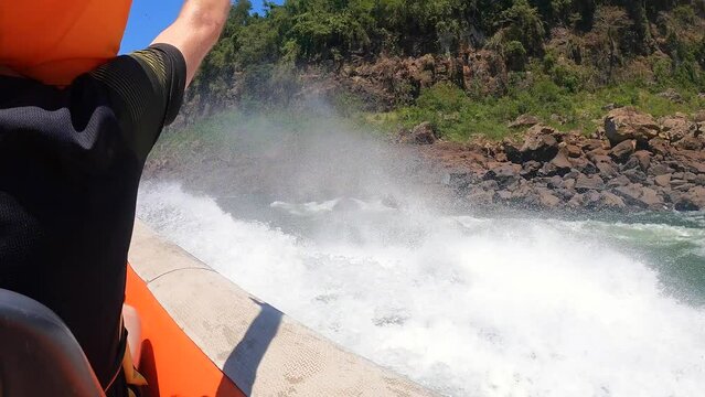 Boat trip on the Iguaçu River with the right to get wet in the waterfalls of Argentina.