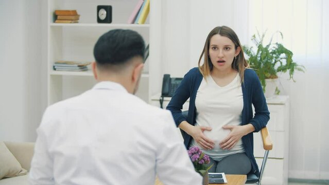 4k video of pregnant woman speaking with a doctor.