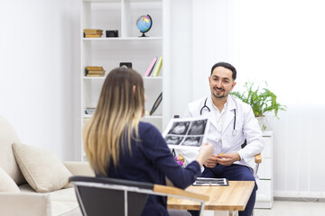 Obraz premium Photo of pregnant woman speaking with a doctor.