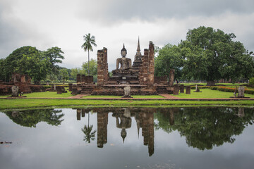 Fototapeta na wymiar Buda en Templo de Wat Maha That, Parque Historico de Sukhothai