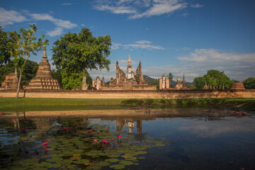 Fototapeta na wymiar Buda en Templo de Wat Maha That, Parque Historico de Sukhothai