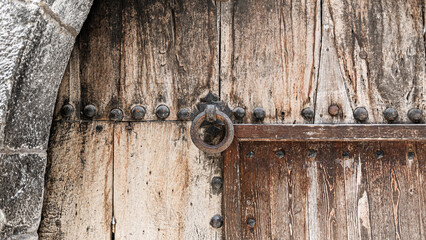puerta antigua de madera con cerradura