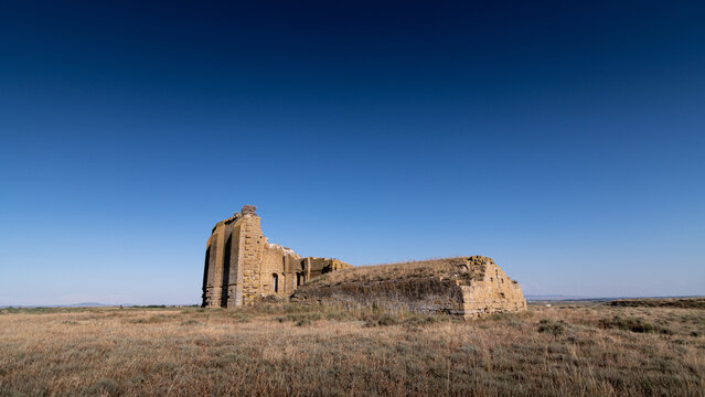 monasterio medieval en ruinas torres del bayo