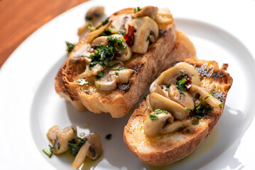 Deliziose bruschette ai funghi, antipasto italiano 
