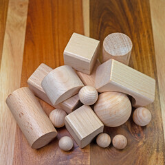 Verschiedene Holzbausteine und Holzkugeln