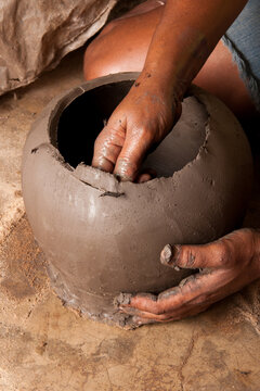 artesanato de barro - detalhe de m&atilde;os moldando um vaso de barro