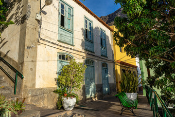 Fototapeta na wymiar VALLE GRAN REY, LA GOMERA, Kanarische Inseln: Der pittoreske Ortsteil La Calera mit seinen bunten Häusern