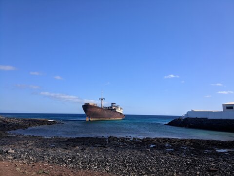 Barco encallado en playa de Lanzarote