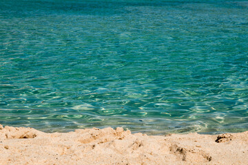 Strand mit klarem Wasser