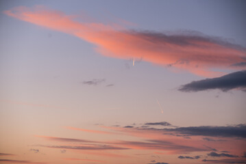 kontrastreiches Wolkengebilde am Abend