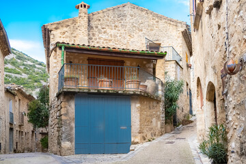 Fototapeta na wymiar Saint-Guilhem-le-Desert in France, view of the village, typical street and houses 