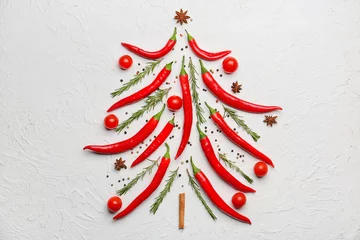 Gordijnen Kerstboom gemaakt van hete chilipepers, specerijen en tomaten op lichte achtergrond © Pixel-Shot