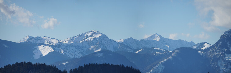Fototapeta premium Winterwanderung bei Sonne und Wolken