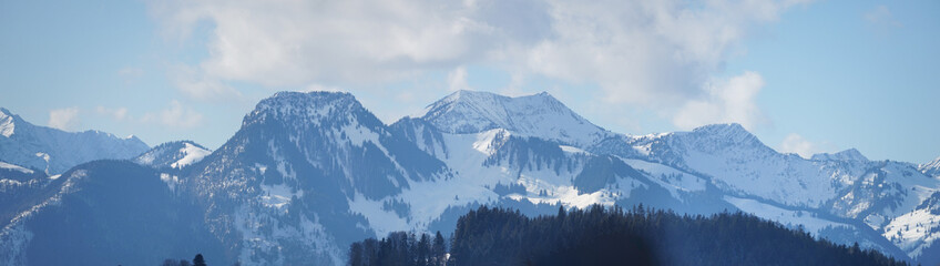 Fototapeta premium Winterwanderung bei Sonne und Wolken