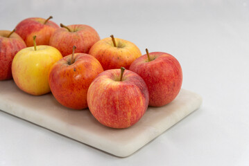 Manzanas presentadas en bandeja para poder comer de modo saludable y fresco
