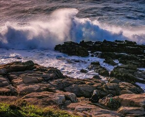 Chica mirando el mar.