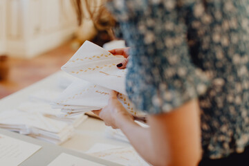 Rangement des serviettes en coton brodées pour la réception © lorabarra
