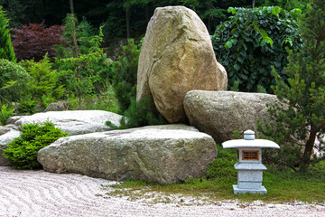 ogród japoński z latarenką i kamieniami,  designer garden, stone lantern and stones in Japanese garden, karesansui garden, Japanese zen garden with raked pebbles	