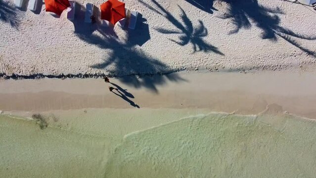 Vista aerea de las personas caminando en a la playa de arena en Tulum, M&eacute;xico