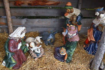 Weihnachtskrippe mit Jesuskind, Maria und Josef aus Holz