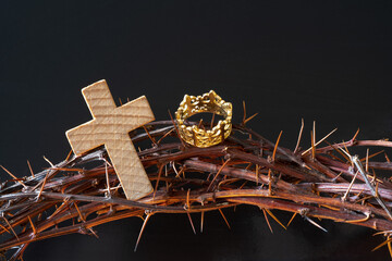 Dornenkrone und das Kreuz, die Symbole des Leiden Christi