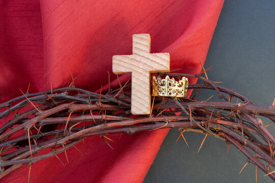 Dornenkrone und das Kreuz, die Symbole des Leiden Christi