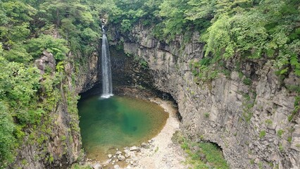 Fototapeta na wymiar A small waterfall that falls beautifully.