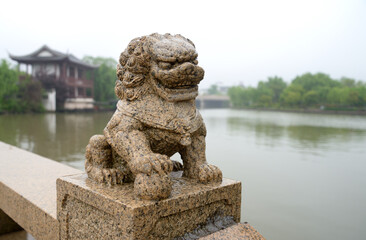 Fototapeta na wymiar stone lion statue in the park