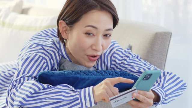 女性・スマートフォン・クレジットカード