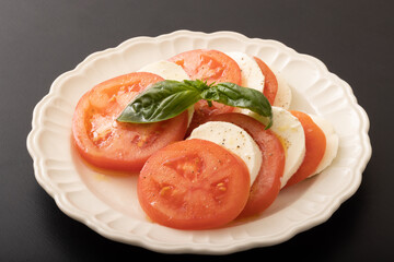 トマトとモッツァレラチーズのカプレーゼ