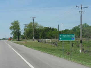 Roadside sign with directional arrow to Wynnewood, a town in Oklahoma.