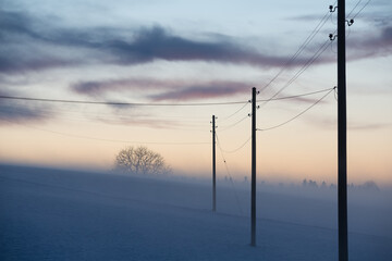 Mittelspannung Holzmasten in winterlicher Abendstimmung