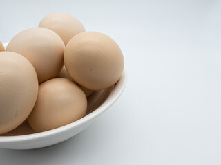 그릇에 담긴 신선한 계란 