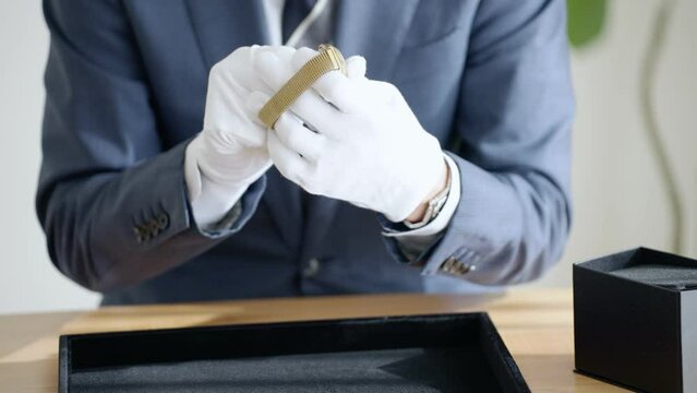 60p　腕時計を査定する鑑定士