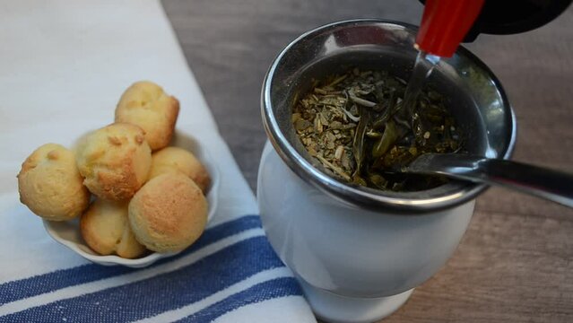 Merienda con mate y chipa. Mate, infusi&oacute;n que se prepara con las hojas de la yerba mate.