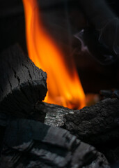 carbón vegetal encendido con fuego para asador y carne asada o cocinar  - obrazy, fototapety, plakaty