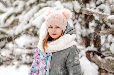 Fototapeta na wymiar Preteen girl in winter