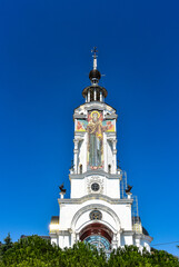 Obraz premium Orthodox Church of St. Nicholas the Wonderworker against the blue sky on the southern coast of Crimea, Malorechenskoye.