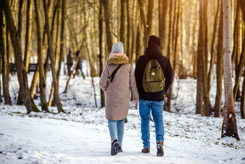 Fototapeta na wymiar A guy and a girl walking in winter Park