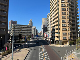 幹線道路と郊外の町の風景　