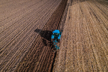 Traktor pflügt Feld © Alex G