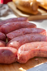 salchichas crudas en asador para cocinarse al carbón 