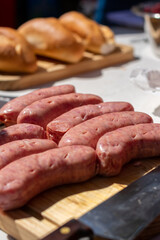 salchichas crudas en asador para cocinarse al carbón 