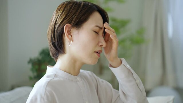 60p　頭痛・風邪・健康・ヘルスケア・ミドル女性