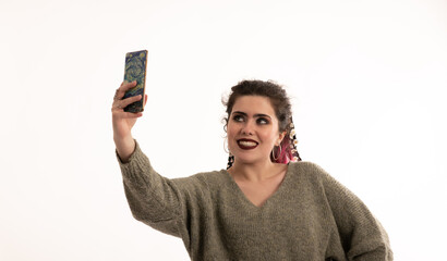 joven española interactua con su teléfono movil.