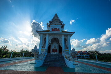 Obraz premium Background of religious sights in Surat Thani province of Thailand, Thung Sied Temple, a wooden church in the middle of the water in white tones built on a white boat-shaped base.